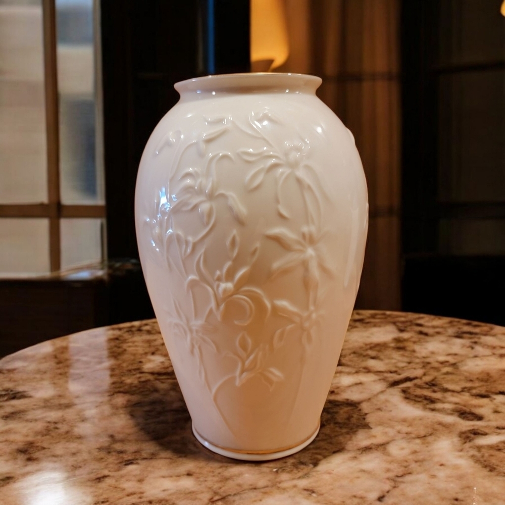 LENOX VASE MASTERPIECE COLLECTION, IRIS DESIGN With 24k GOLD TRIM